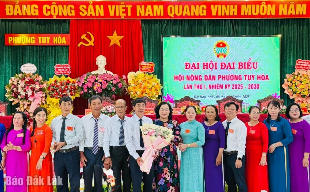 Đồng chí Đào Bảo Minh, Ủy viên Ban Thường vụ Tỉnh ủy, Bí thư Đảng ủy, Chủ tịch HĐND phường Tuy Hòa tặng hoa cho ban chấp hành mới ra mắt đại hội.