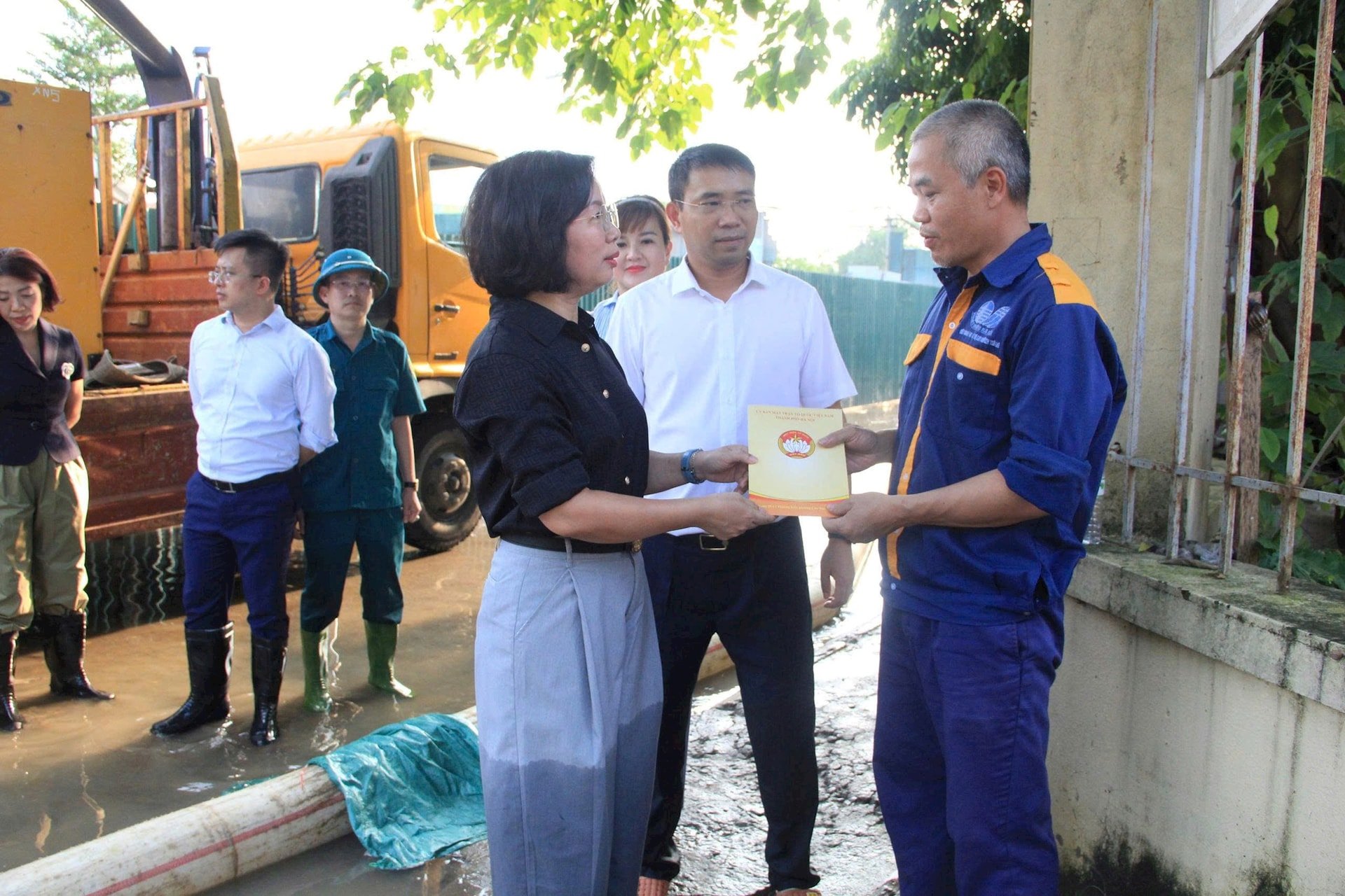 អំណោយ​ដែល​បាន​ផ្ដល់​ជូន​រួម​មាន​ប្រាក់​សុទ្ធ និង​សម្ភារ​ចាំបាច់​មួយ​ចំនួន។ រូបថត៖ PV