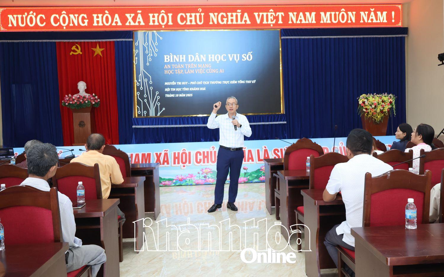 អ្នករាយការណ៍ Nguyen Tri Huy - អនុប្រធានអចិន្ត្រៃយ៍ និងជាអគ្គលេខាធិការនៃសមាគមព័ត៌មានខេត្តបានផ្សព្វផ្សាយអំពីអក្ខរកម្មឌីជីថល។