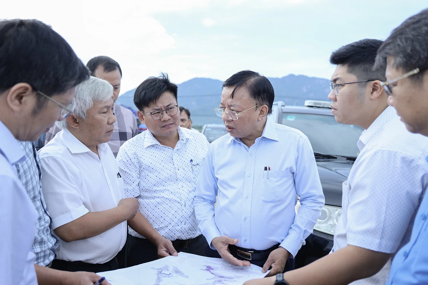 Der stellvertretende Vorsitzende des Volkskomitees der Provinz, Le Huyen, hörte sich einen Bericht über den Fortschritt der Baufeldräumung für das Projekt im Bezirk Dong Ninh Hoa an. 