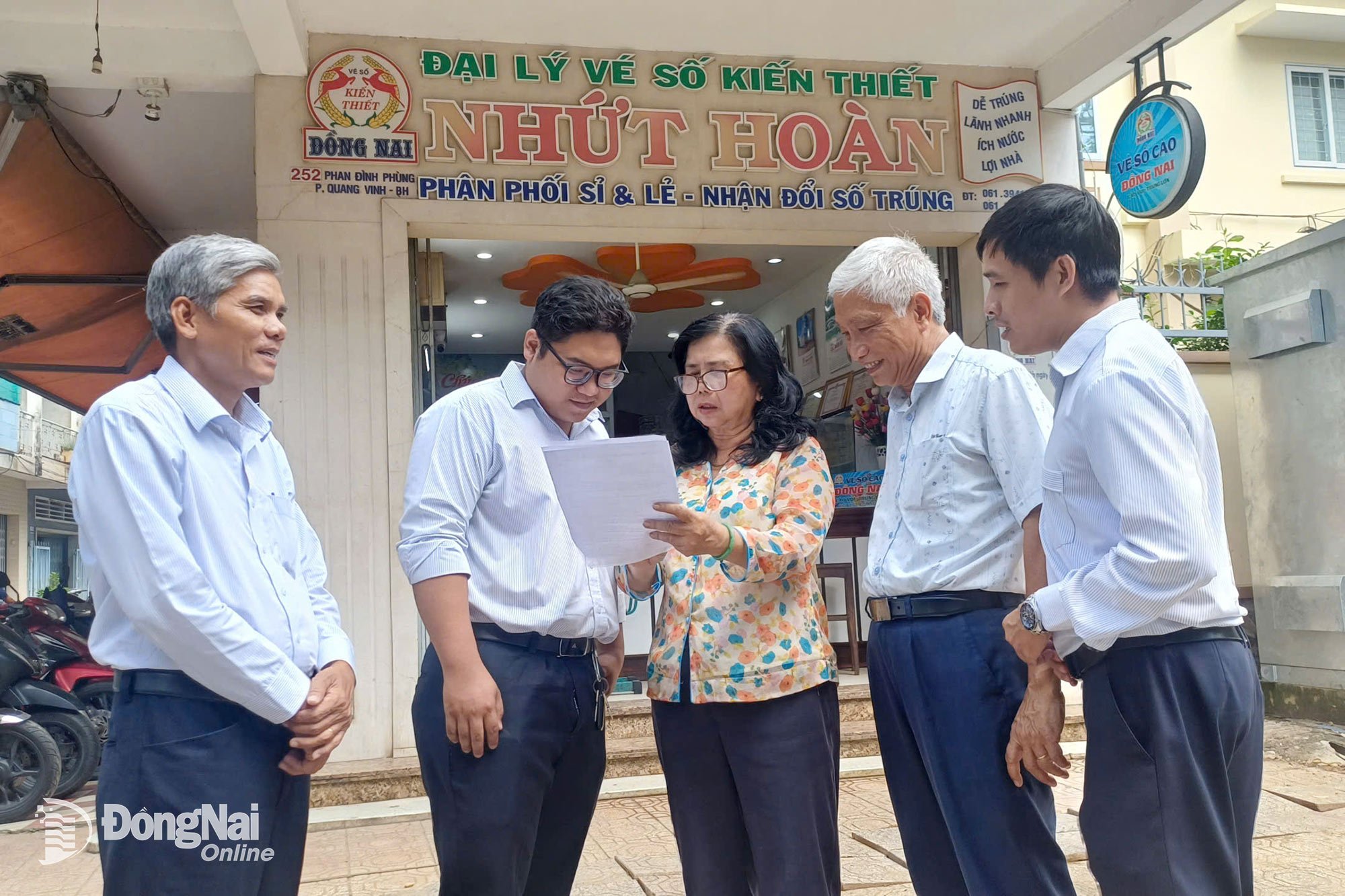 Η κα Nguyen Thi Thuy Duong, ιδιοκτήτρια του πρακτορείου λοταρίας Nhat Hoan, εργάζεται στην παραδοσιακή λοταρία Dong Nai για πάνω από 45 χρόνια. Φωτογραφία: Phuoc Tho