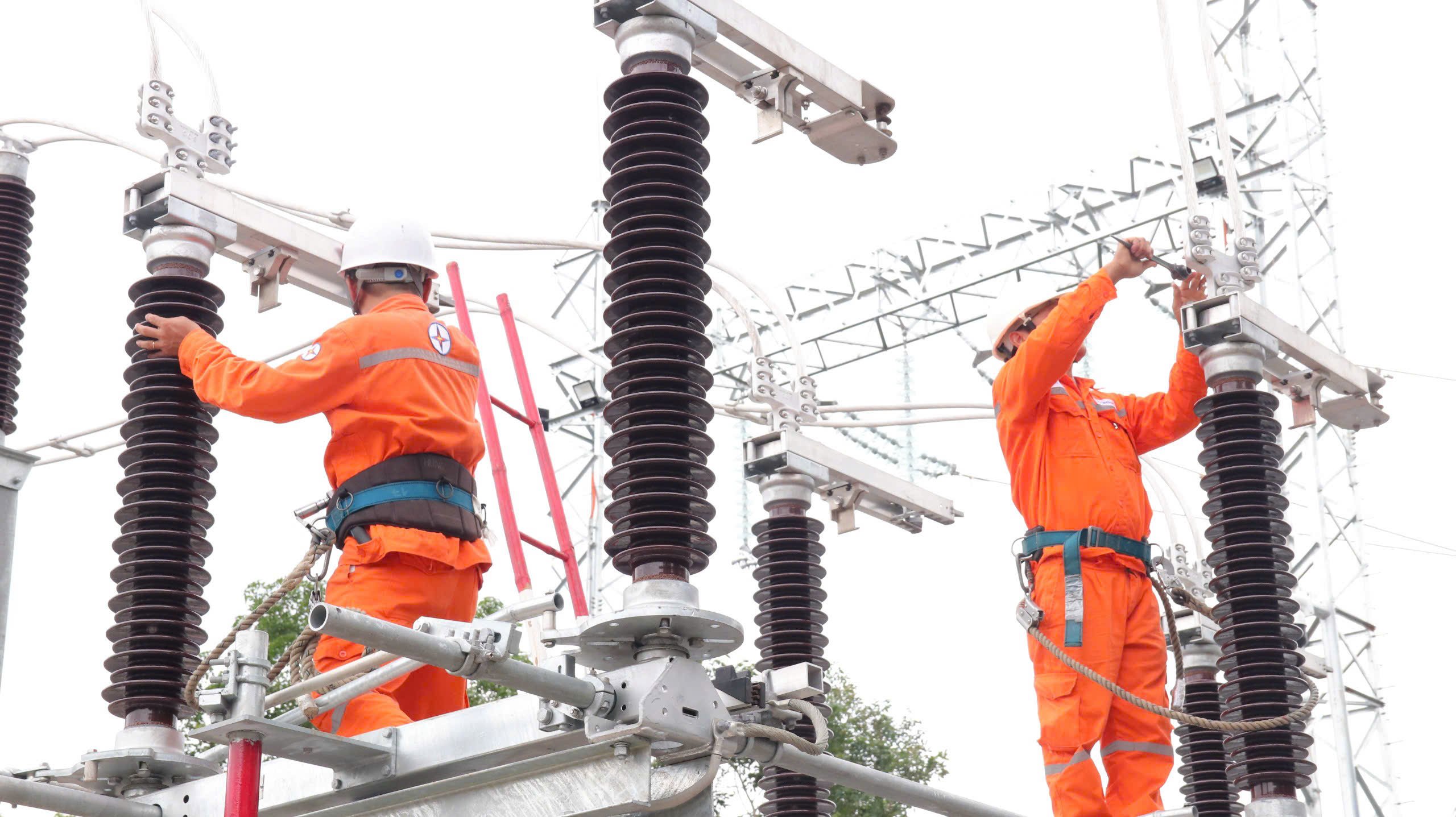 Mitarbeiter der Dong Nai Electricity Company bauen das Umspannwerk 110 im Gebiet Suoi Tre. Foto: Hoang Loc