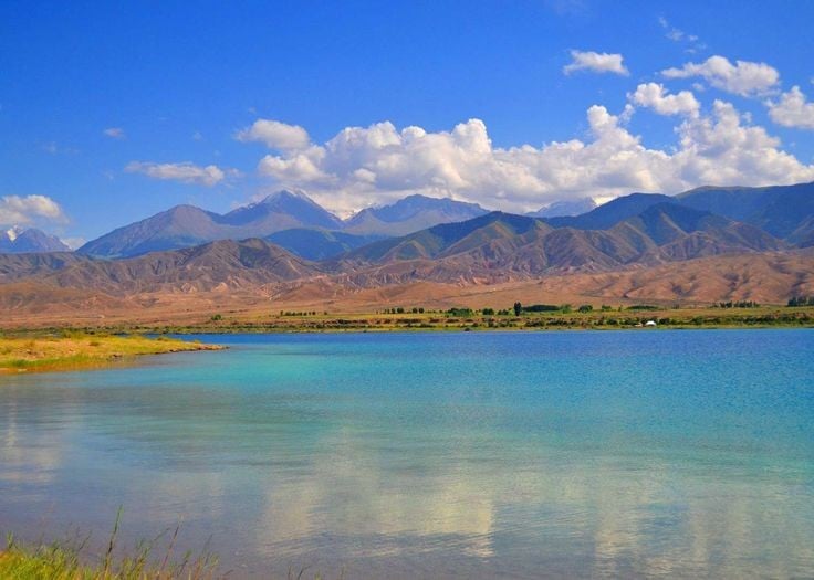 Không bao giờ đóng băng. Tên “Issyk-Kul” nghĩa là “hồ ấm”, do nước giàu muối và khoáng chất ngăn băng hình thành. Ảnh: Pinterest.