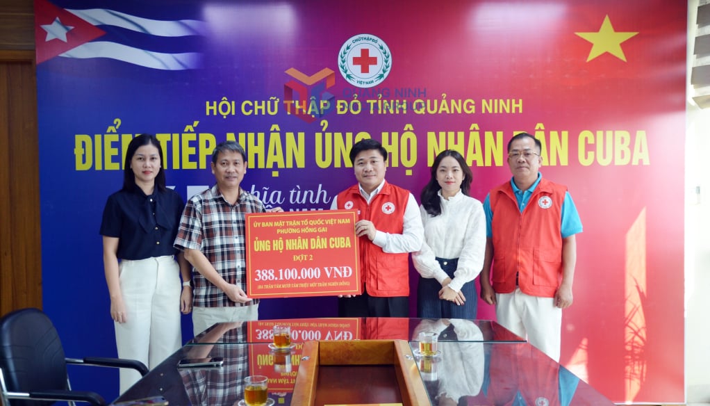 Ketua Palang Merah Provinsi Quang Ninh Ly Van Thanh menerima VND388,1 juta dari Ketua Komite Front Tanah Air Distrik Hong Gai Nguyen Xuan Truong untuk mendukung rakyat Kuba.