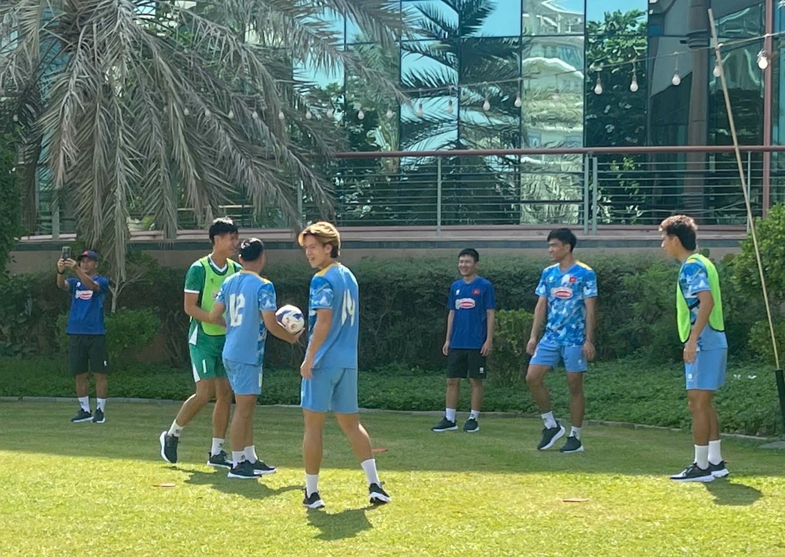 U.23 Việt Nam tập sân chuẩn FIFA đẹp nhất UAE, sẵn sàng đọ sức đối thủ cực mạnh Qatar- Ảnh 2.