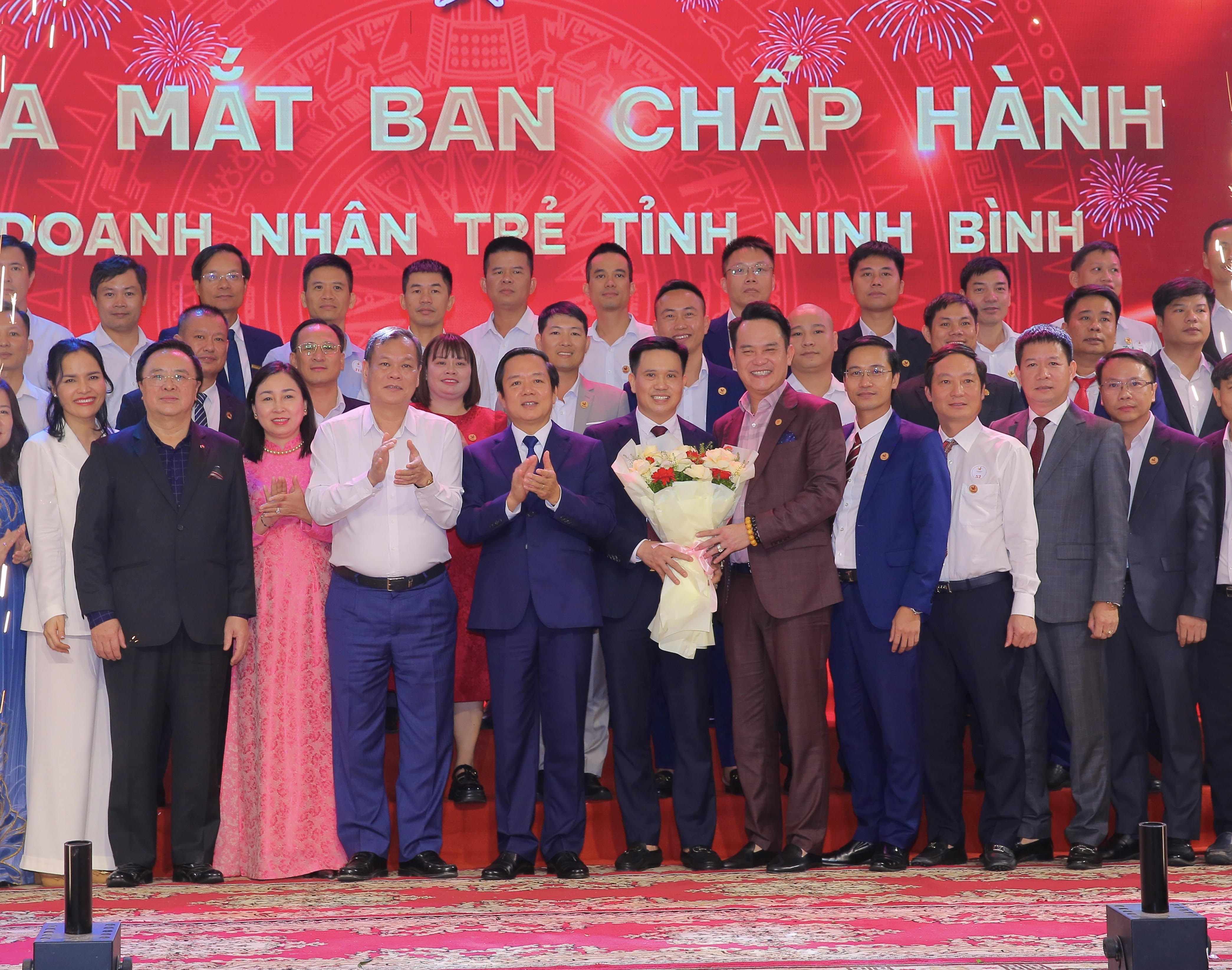 Le camarade Hoang Binh Quan, ancien membre du Comité central du Parti, ancien chef de la Commission centrale des relations extérieures, président honoraire de l'Association des jeunes entrepreneurs du Vietnam et les dirigeants provinciaux ont offert des fleurs pour féliciter le Comité exécutif de l'Association des jeunes entrepreneurs de la province de Ninh Binh.