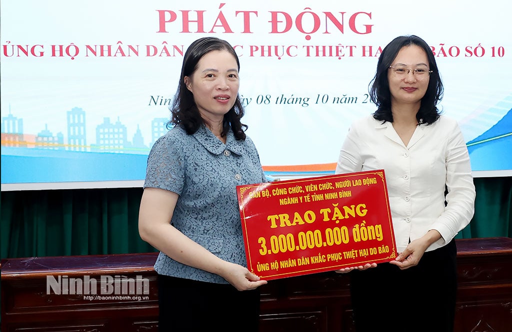 The leaders of the Vietnam Fatherland Front of the province received symbolic donations from leaders, civil servants, public employees, and workers of the health sector.