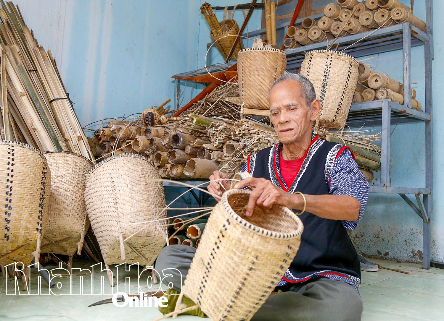 Già Mấu Hồng Thái miệt mài giữ nghề truyền thống.