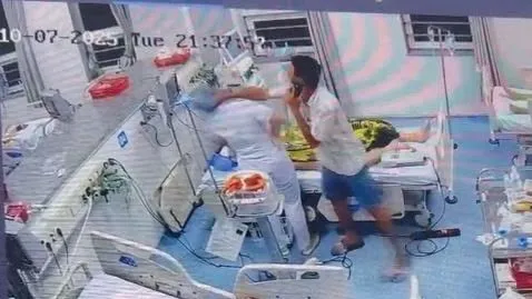 Kamera zaznamenala, jak muž udeřil zdravotní personál rukama