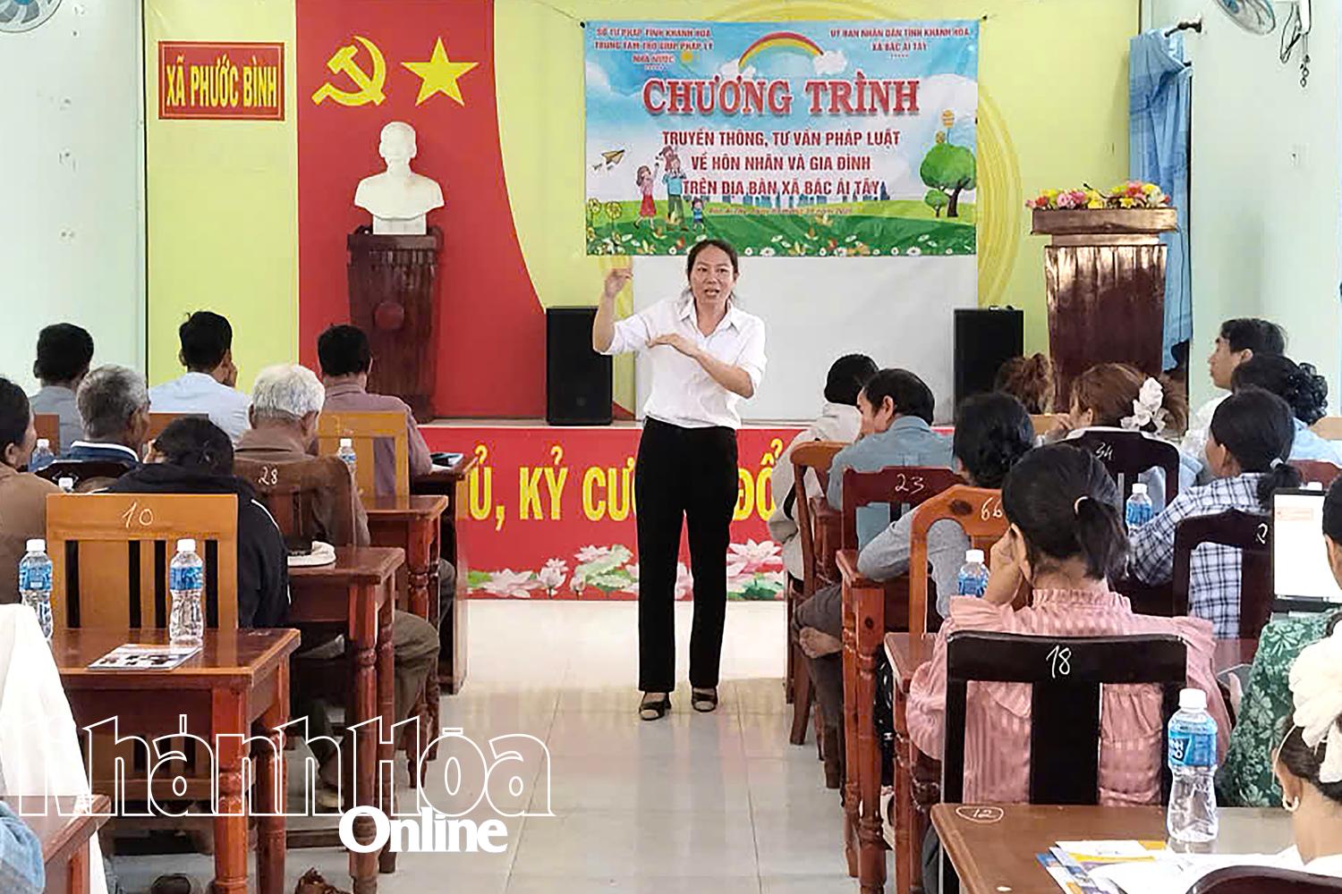 Trợ giúp viên pháp lý của trung tâm truyền thông, tư vấn pháp luật về hôn nhân và gia đình cho người dân xã Bác Ái Tây.