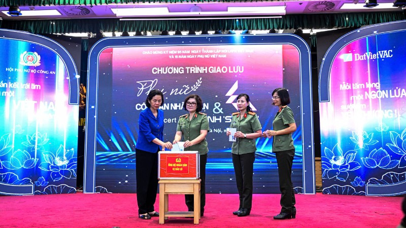 Vertreter der Vietnamesischen Frauenunion, der Abteilung für politische Arbeit und des Frauenkomitees der Volkssicherheit spendeten, um die von Naturkatastrophen betroffenen Menschen zu unterstützen.