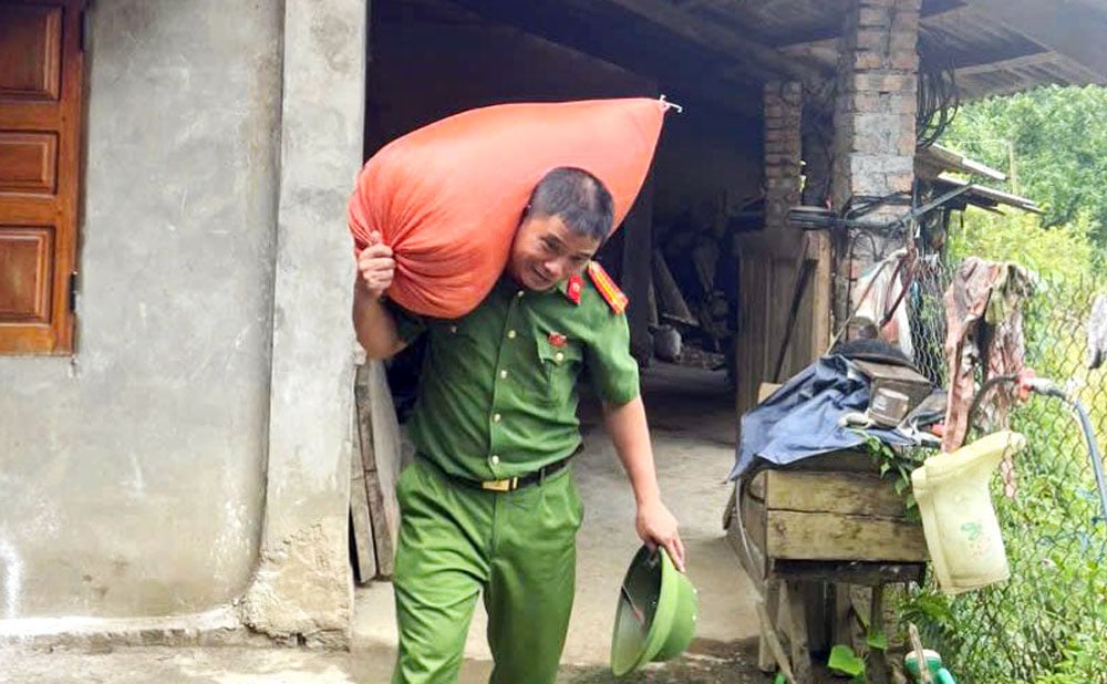 នគរបាល​ឃុំ​បាង​ថាញ់ បាន​ជួយ​ប្រជាពលរដ្ឋ​ក្នុង​ការ​ផ្លាស់​ប្តូរ​របស់​របរ​ទៅ​កាន់​កន្លែង​មាន​សុវត្ថិភាព។
