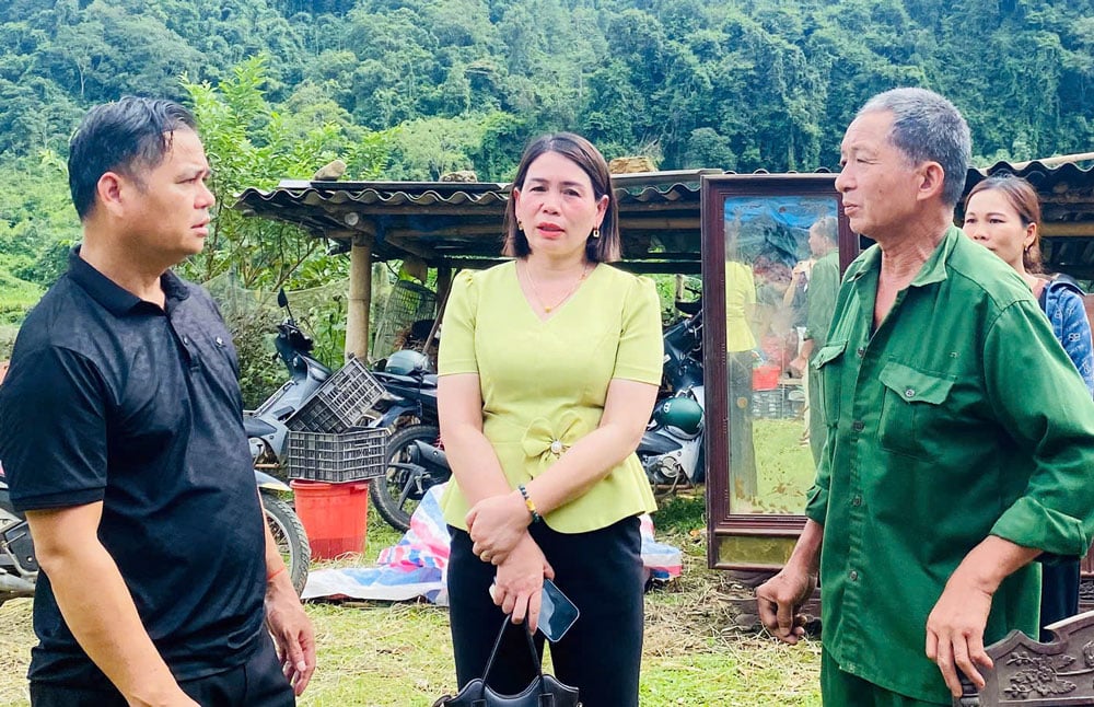 ថ្នាក់ដឹកនាំគណៈកម្មាធិការប្រជាជនឃុំ Bang Thanh បានមកលើកទឹកចិត្តគ្រួសារដែលរងគ្រោះដោយខ្យល់ព្យុះ។