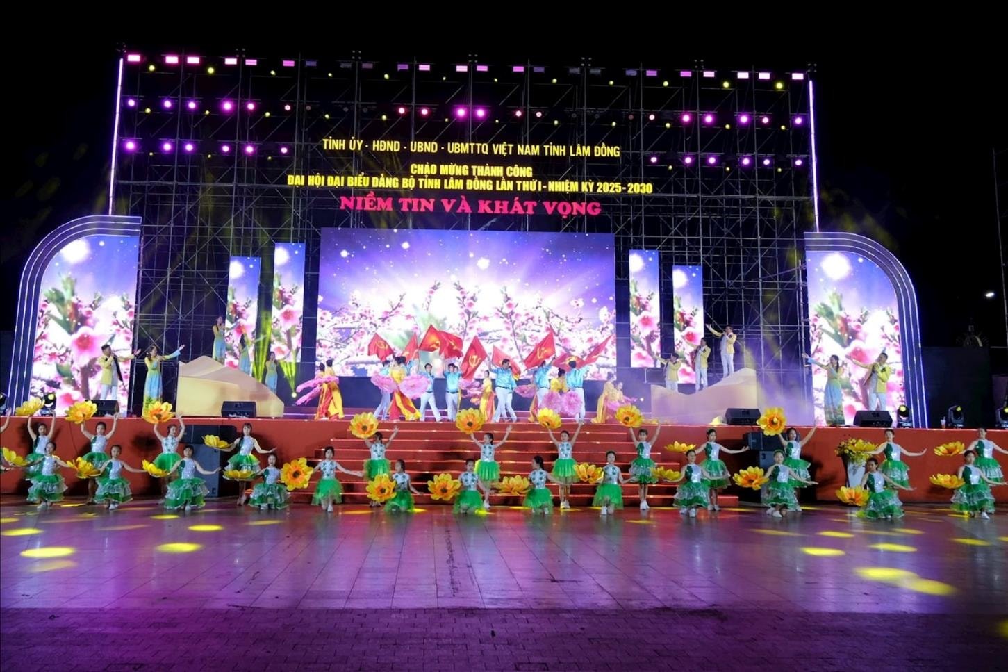 chuong-trinh-nghe-thuat-mien-phi-danh-tang-nhan-dan-va-du-khach(1).jpg