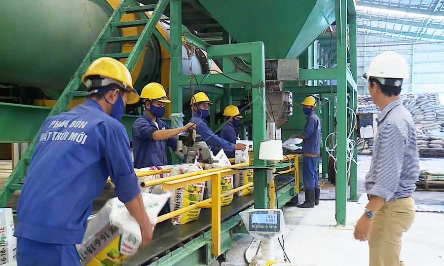Hoạt động sản xuất tại Nhà máy phân bón Long Mỹ (thuộc Công ty CP Vật tư Kỹ thuật Nông nghiệp Bình Định). Ảnh: T.Lợi