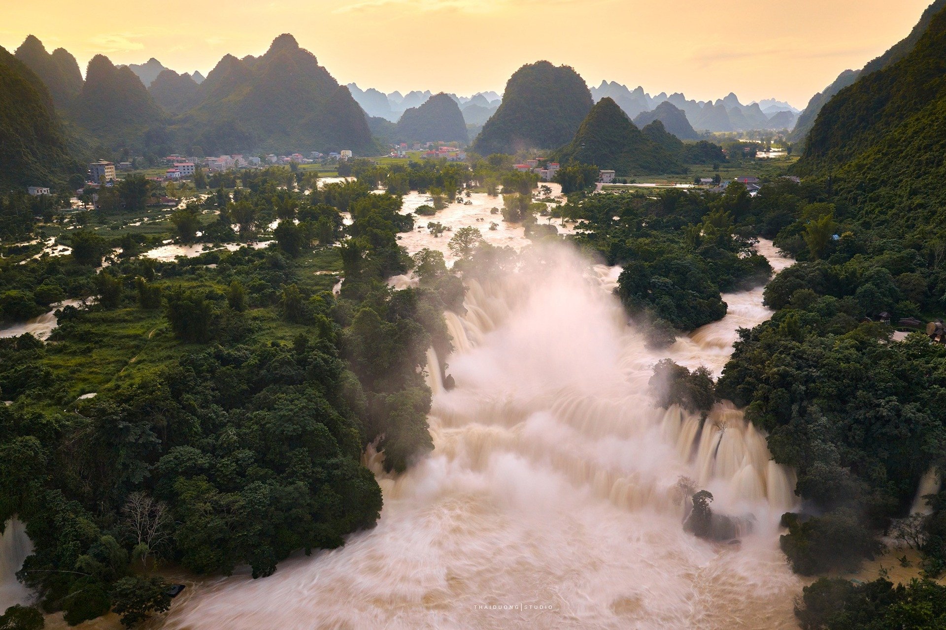 Ban Gioc Waterfall3.jpg