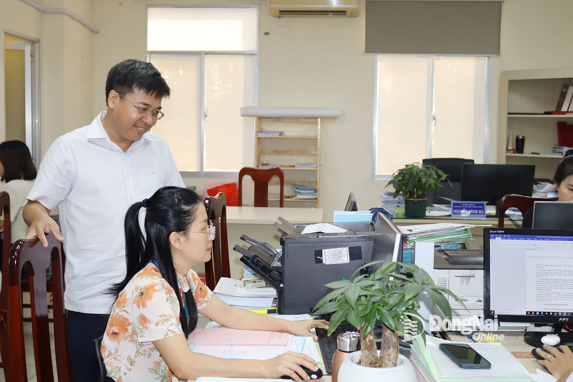 Tjänstemän och personal vid Dong Nai-provinsens fastighetsregister kontrollerar fastighetsinformation i systemet. Foto: Hoang Loc