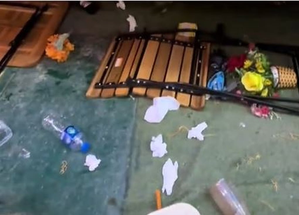 Khách Tây hú vía khi đoàn tàu hất văng bàn ghế ở phố đường tàu Hà Nội - 2
