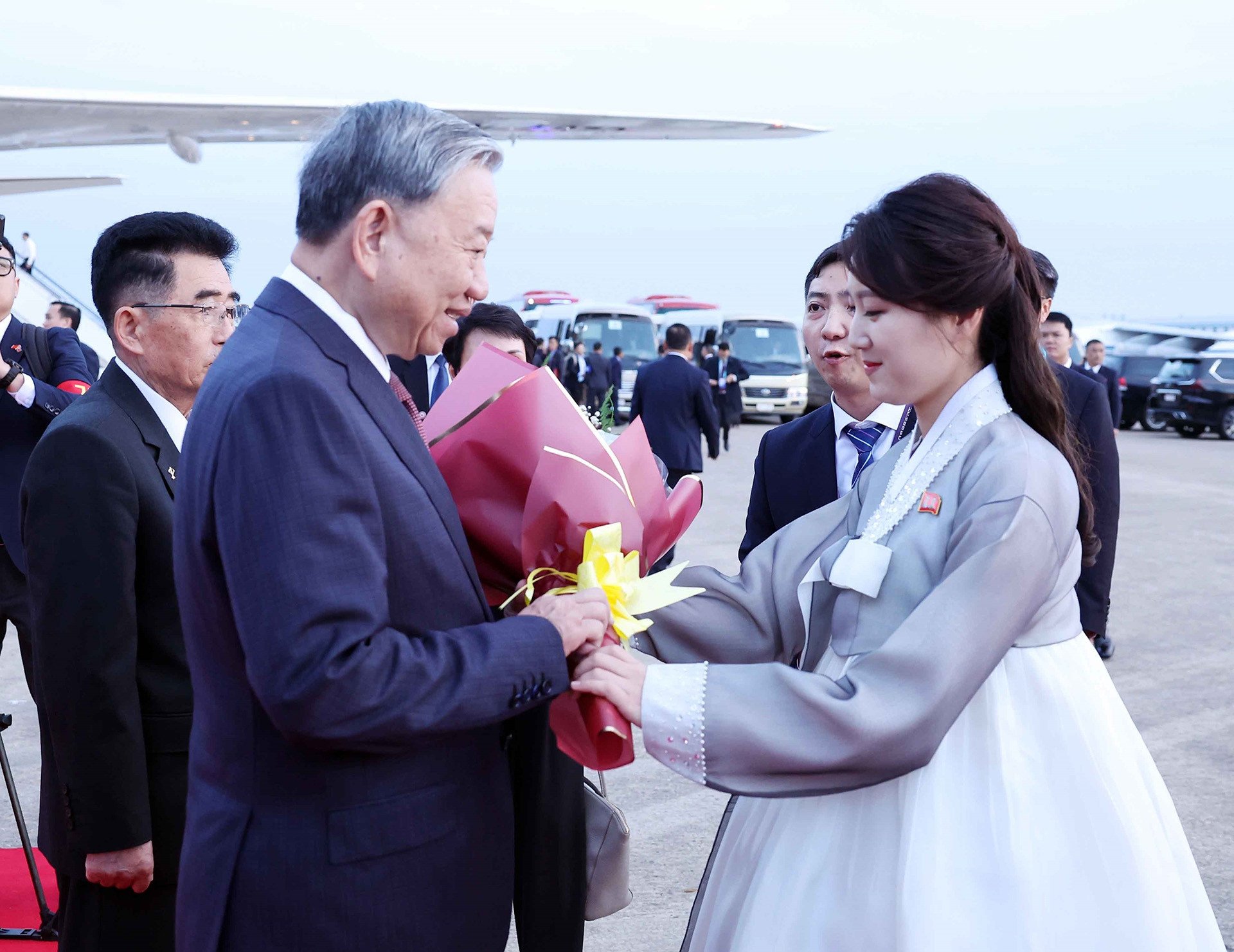 vna_potal_tong_bi_thu_to_lam_den_binh_nhuong_bat_dang_tham_cap_nha_nuoc_toi_trieu_tien__8326353.jpg