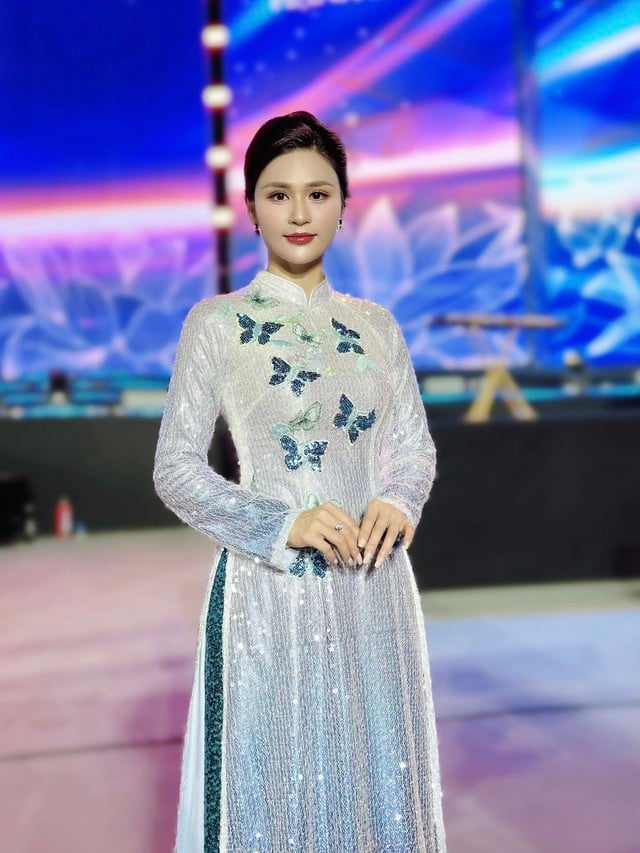 តើឈុតរបស់ពិធីករ Minh Trang នៅទូរទស្សន៍ខុសពីជីវិតពិតយ៉ាងណា? - រូបថត ២. BTV Minh Trang diện trang phục trên truyền hình và đời thực khác nhau ra sao? - Ảnh 2.