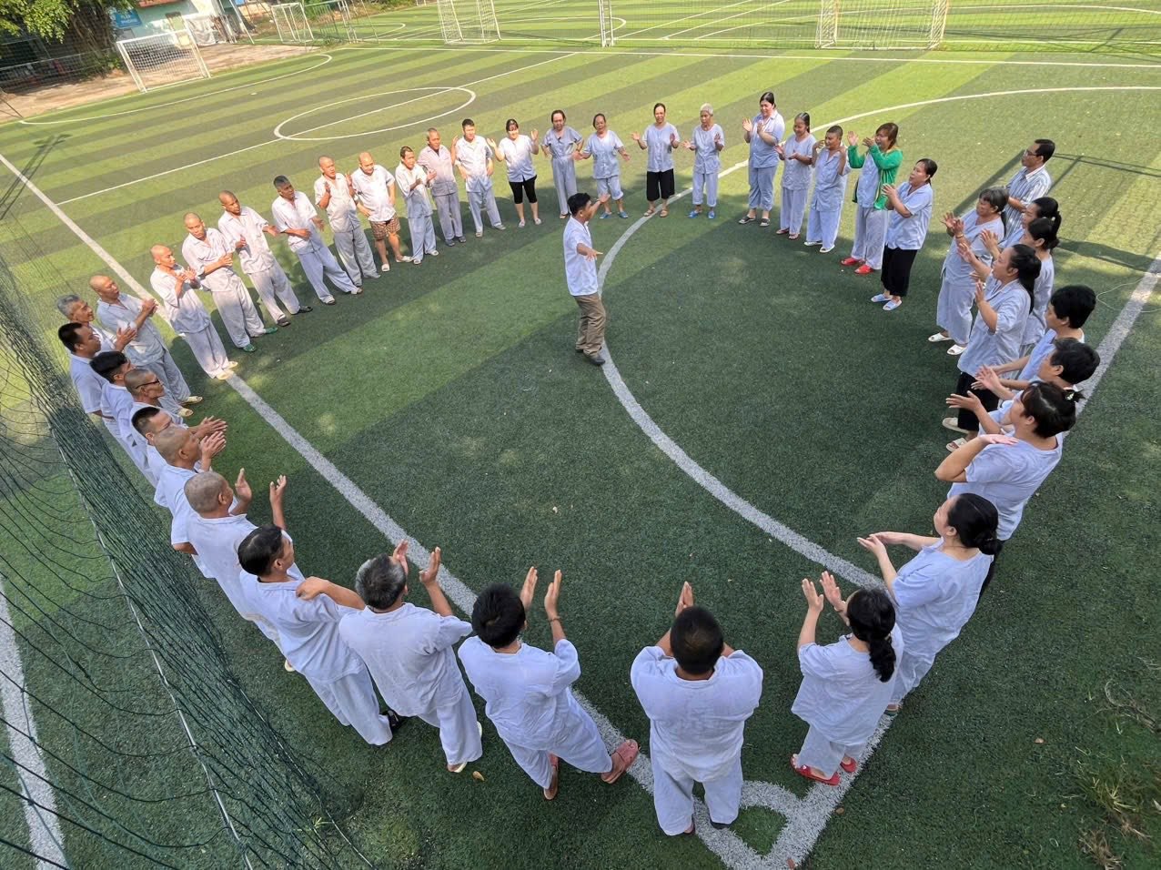 Bệnh nhân tâm thần tham gia liệu pháp sinh hoạt tập thể dưới sự hướng dẫn của nhân viên y tế. Ảnh: Xuân Phú