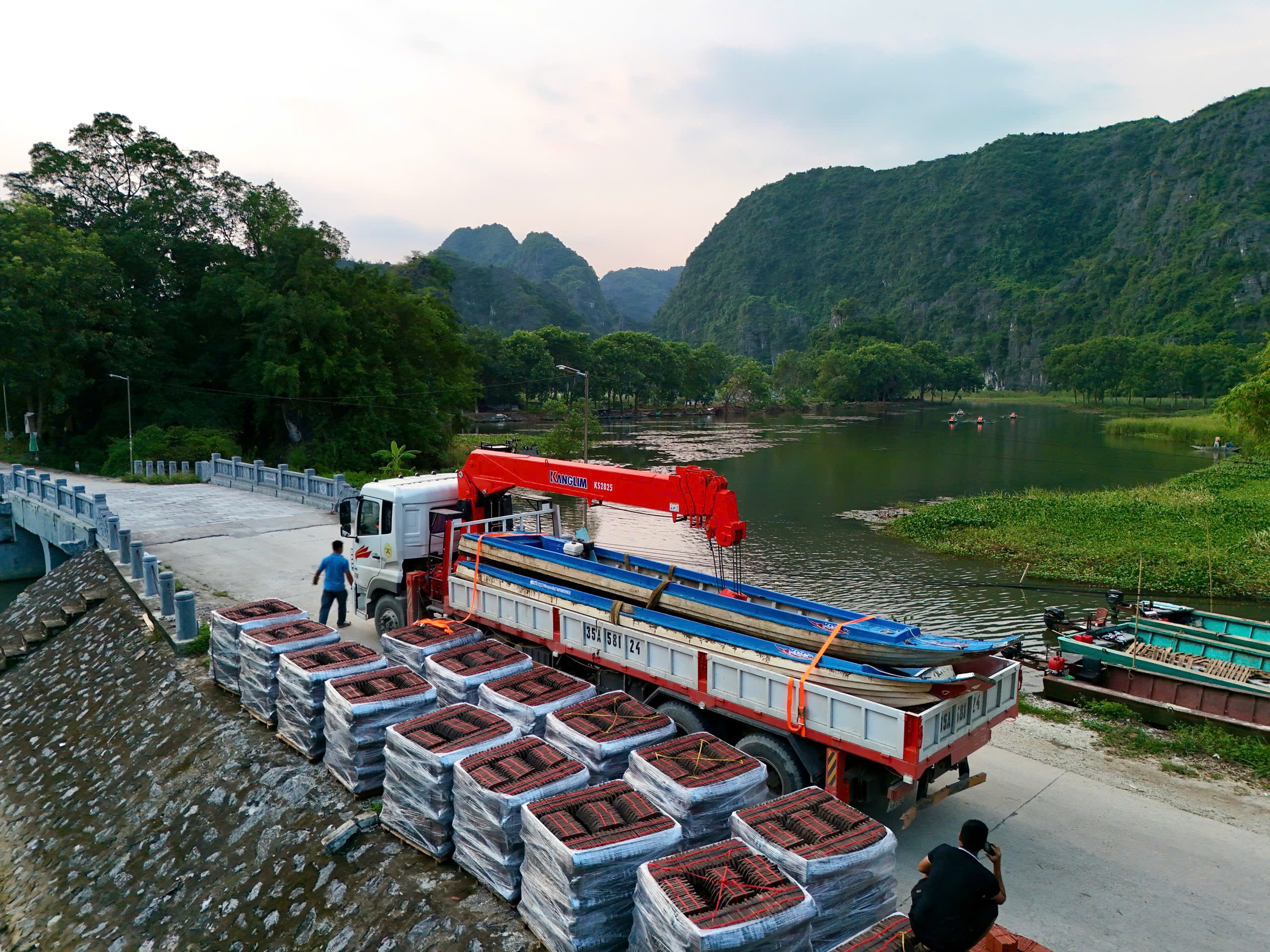 Boote und Schwimmwesten aus Tam Coc werden auf LKWs verladen und nach Thai Nguyen transportiert. Foto: Ngoc Linh
