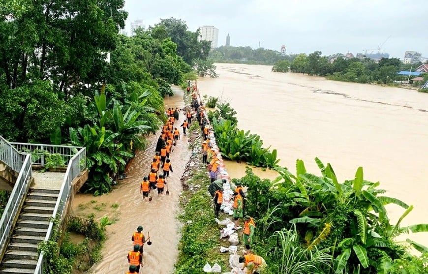 កម្លាំងយោធា និងប៉ូលិសសម្របសម្រួលពង្រឹងផ្នែកទំនប់ទន្លេ Cau កាត់សង្កាត់ Phan Dinh Phung ។ រូបថត៖ កាសែតថៃ ង្វៀន