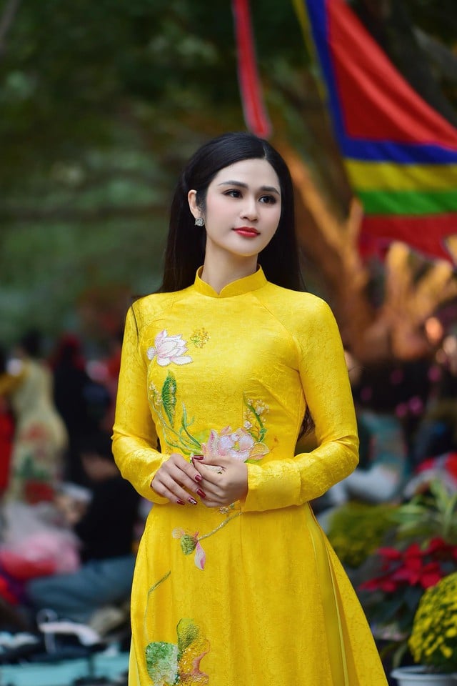 តើឈុតរបស់ពិធីករ Minh Trang នៅទូរទស្សន៍ខុសពីជីវិតពិតយ៉ាងណា? - រូបថត ៤. BTV Minh Trang diện trang phục trên truyền hình và đời thực khác nhau ra sao? - Ảnh 4.