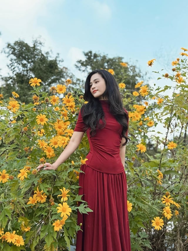 តើឈុតរបស់ពិធីករ Minh Trang នៅទូរទស្សន៍ខុសពីជីវិតពិតយ៉ាងណា? - រូបថត 11 ។ BTV Minh Trang diện trang phục trên truyền hình và đời thực khác nhau ra sao? - Ảnh 11.