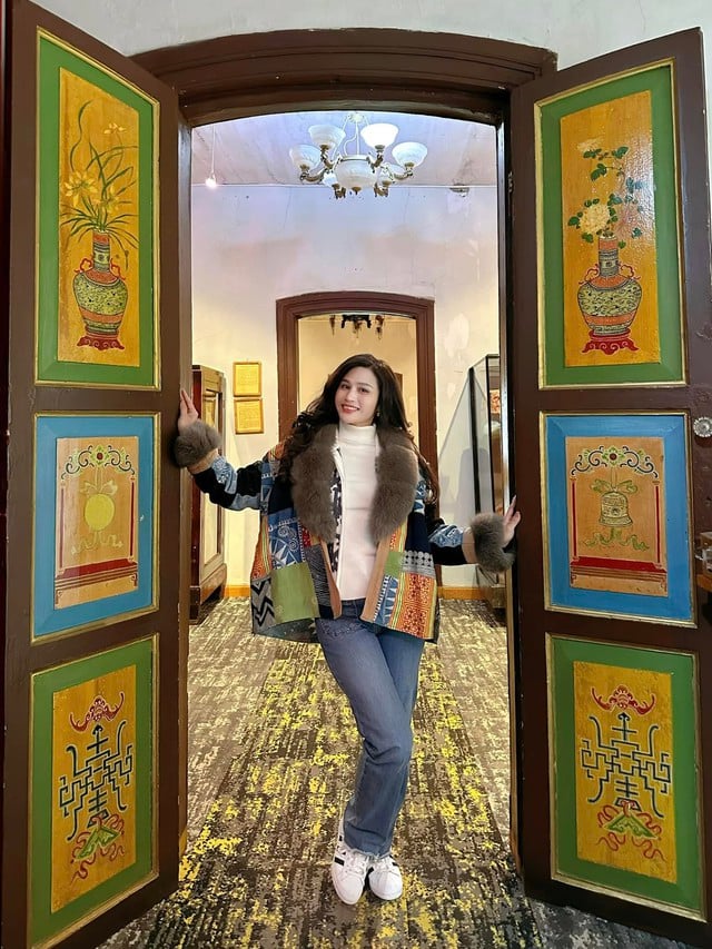 តើឈុតរបស់ពិធីករ Minh Trang នៅទូរទស្សន៍ខុសពីជីវិតពិតយ៉ាងណា? - រូបថត 13 ។ BTV Minh Trang diện trang phục trên truyền hình và đời thực khác nhau ra sao? - Ảnh 13.