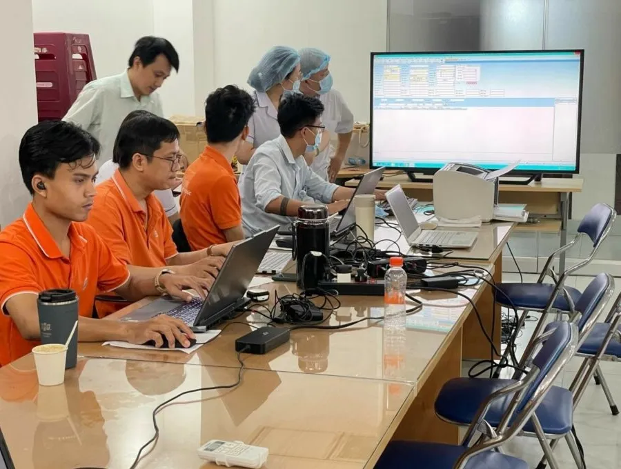 Jurutera FPT melatih doktor di hospital untuk menggunakan rekod perubatan elektronik