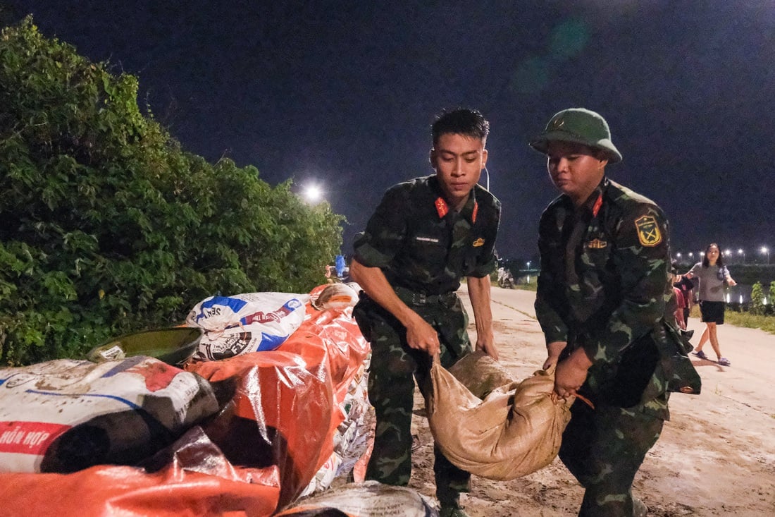 Già trẻ gái trai ở Bắc Ninh tình nguyện cùng bộ đội, công an đắp đê ngăn nước sông Cầu - Ảnh 1. bắc ninh - Ảnh 1.