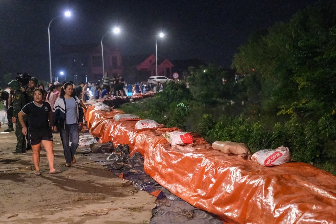 Già trẻ gái trai ở Bắc Ninh tình nguyện cùng bộ đội, công an đắp đê ngăn nước sông Cầu - Ảnh 2. bắc ninh - Ảnh 2.