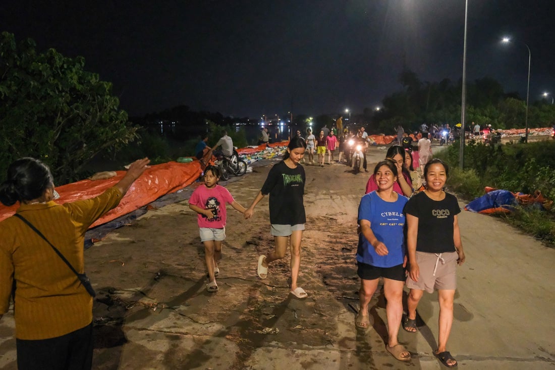 Già trẻ gái trai ở Bắc Ninh tình nguyện cùng bộ đội, công an đắp đê ngăn nước sông Cầu - Ảnh 3. bắc ninh - Ảnh 3.
