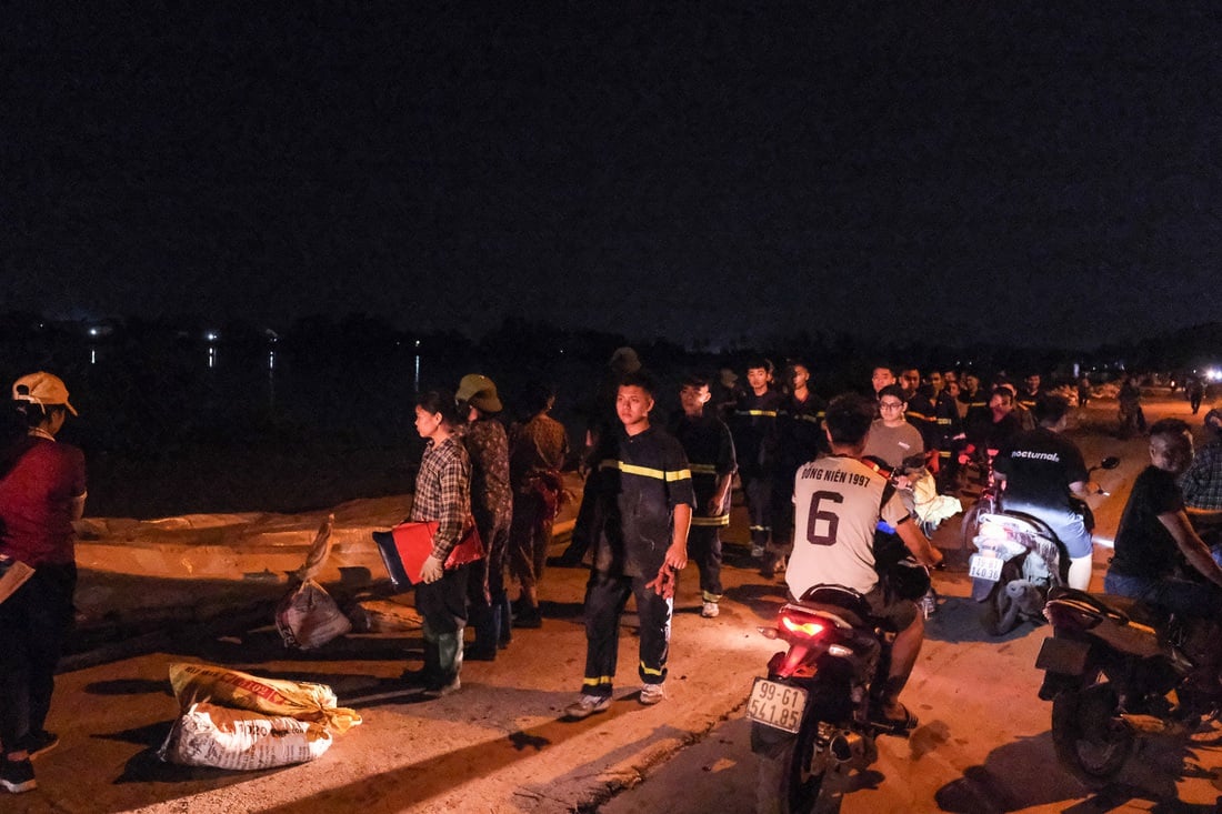 Già trẻ gái trai ở Bắc Ninh tình nguyện cùng bộ đội, công an đắp đê ngăn nước sông Cầu - Ảnh 4. bắc ninh - Ảnh 4.