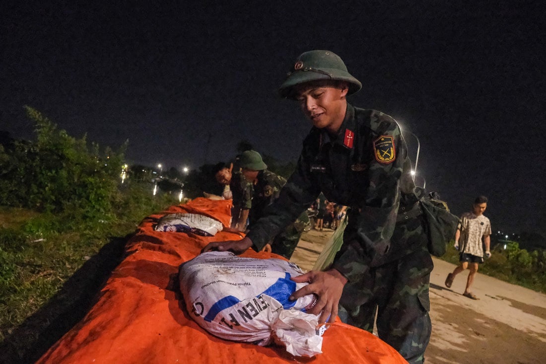 Già trẻ gái trai ở Bắc Ninh tình nguyện cùng bộ đội, công an đắp đê ngăn nước sông Cầu - Ảnh 5. bắc ninh - Ảnh 5.