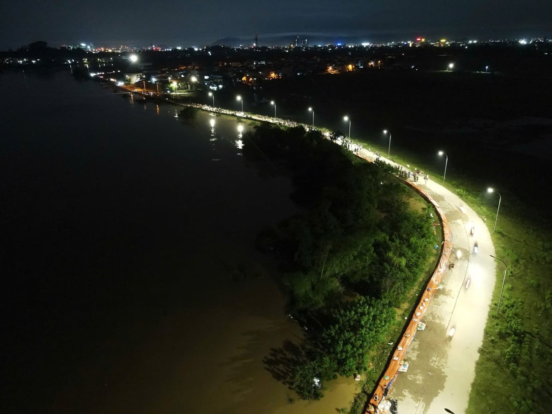 Già trẻ gái trai ở Bắc Ninh tình nguyện cùng bộ đội, công an đắp đê ngăn nước sông Cầu - Ảnh 6. Già trẻ gái trai ở Bắc Ninh tình nguyện cùng bộ đội, công an đắp đê ngăn nước lũ sông Cầu - Ảnh 7.
