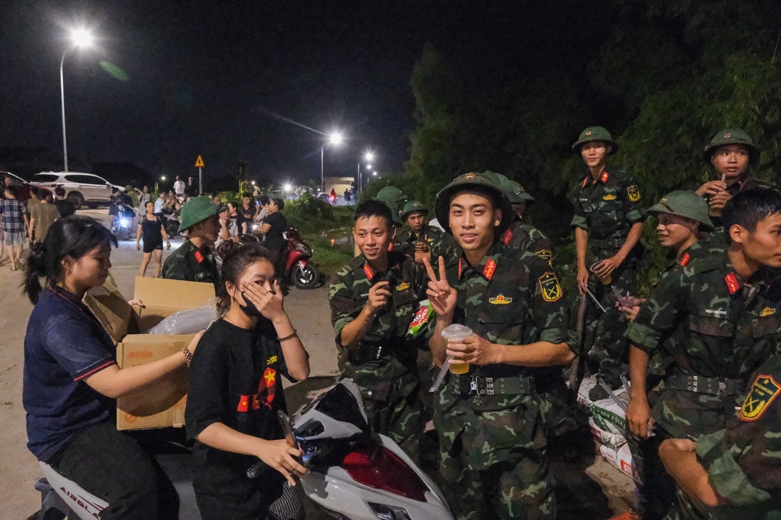 Già trẻ gái trai ở Bắc Ninh tình nguyện cùng bộ đội, công an đắp đê ngăn nước sông Cầu - Ảnh 11. Già trẻ gái trai ở Bắc Ninh tình nguyện cùng bộ đội, công an đắp đê ngăn nước lũ sông Cầu - Ảnh 12.