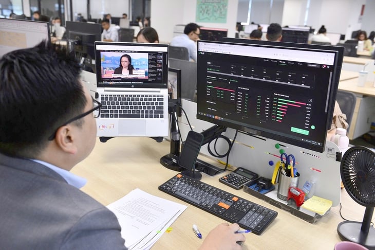 La bourse vietnamienne après sa revalorisation : en attendant les flux de capitaux des nouveaux « requins » - Photo 1. chứng khoán - Ảnh 1.