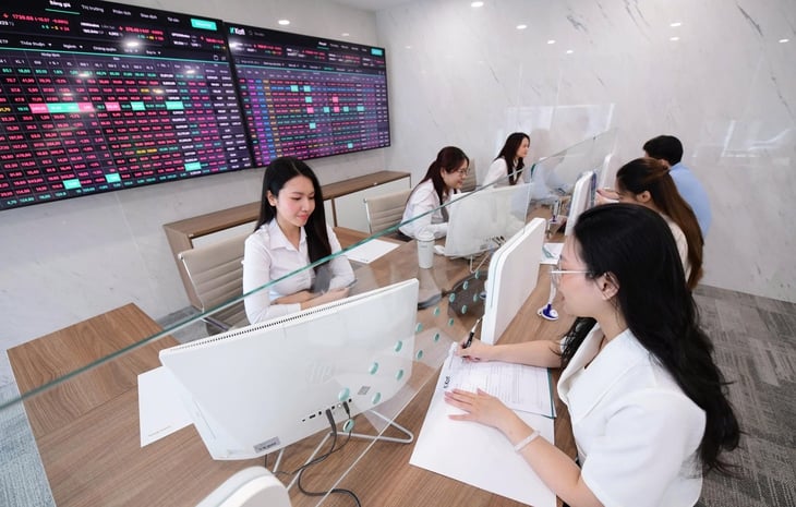 La bourse vietnamienne après sa revalorisation : en attendant les flux de capitaux des nouveaux « requins » - Photo 2. chứng khoán - Ảnh 2.