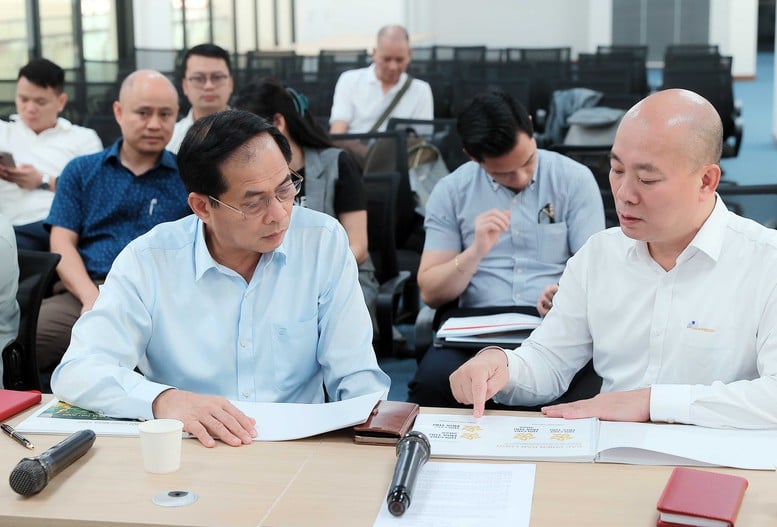 Phó Thủ tướng Bùi Thanh Sơn kiểm tra công tác chuẩn bị tổ chức Hội chợ Mùa thu 2025 - Ảnh 2.