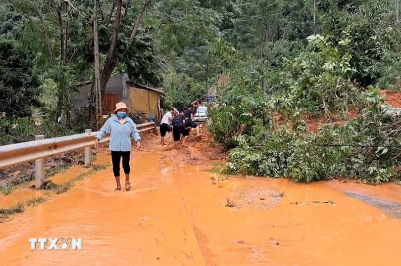 bao-so-10-lam-tuyen-duong-doc-dao-di-cua-khau-quoc-te-nam-can-nghe-an-te-liet-vi-sat-lo-dat-8309607-6.jpg