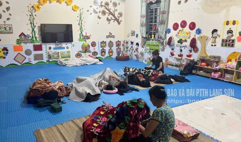 ປະຊາຊົນ​ຕາ​ແສງ ​ເຕີນ​ທຽນ ​ໄດ້​ຍົກຍ້າຍ​ໄປ​ຢູ່​ໂຮງຮຽນ​ອະນຸບານ​ທ້ອງ​ຖິ່ນ​ຊົ່ວຄາວ​ກ່ອນ​ເກີດ​ເຫດ​ຍ້ອນ​ໄພ​ທຳ​ມະ​ຊາດ.