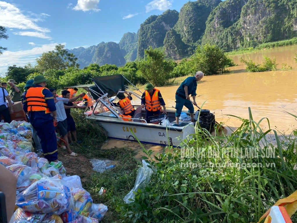 អាជ្ញាធរ និងសមាជិកក្លឹបអ្នកស្ម័គ្រចិត្ដ Lang Son គាំទ្រការដឹកជញ្ជូនសម្ភារៈចាំបាច់ដល់ប្រជាពលរដ្ឋដែលរងផលប៉ះពាល់ដោយព្យុះលេខ ១១ នៅឃុំ Yen Binh។