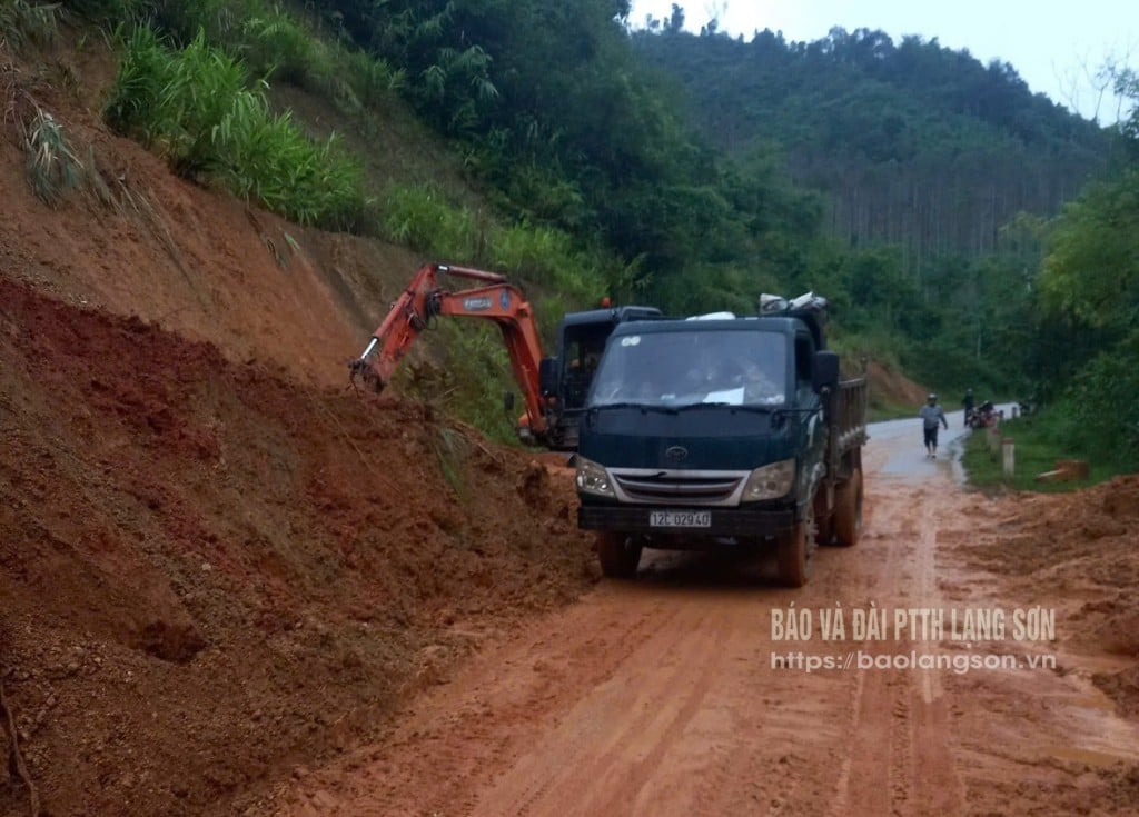 ໜ່ວຍ​ຄຸ້ມ​ຄອງ​ຖະໜົນ​ຫົນ​ທາງ​ໄດ້​ສ້ອມ​ແປງ ​ແລະ ​ເປີດ​ຄືນ​ເສັ້ນທາງ​ເລກ 53 ​ໃນ​ຕາ​ແສງ​ວັນ​ກວນ.