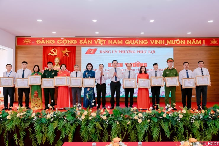 គណៈកម្មាធិការបក្សសង្កាត់ Phuc Loi៖ ជំរុញការស៊ើបការណ៍សម្ងាត់ និងការប្តេជ្ញាចិត្តដើម្បីបំពេញភារកិច្ចយ៉ាងទូលំទូលាយក្នុងឆ្នាំ ២០២៥ - រូបថត ៩. Đảng bộ phường Phúc Lợi: Phát huy trí tuệ, quyết tâm hoàn thành toàn diện nhiệm vụ năm 2025- Ảnh 9.