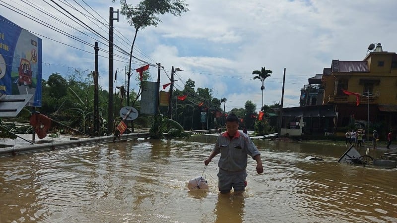 Viettel ສືບ​ຕໍ່​ເພີ່ມ​ທະວີ​ກຳລັງ ​ແລະ ​ອຸປະກອນ ​ແລະ ສົມທົບ​ກັນ​ຢ່າງ​ແໜ້ນ​ແຟ້ນກັບ​ອຳນາດ​ການ​ປົກຄອງ​ທ້ອງ​ຖິ່ນ ​ເພື່ອ​ຮັບປະກັນ “ສາຍ​ເລືອດ​ຂໍ້​ມູນ​ຂ່າວສານ”.