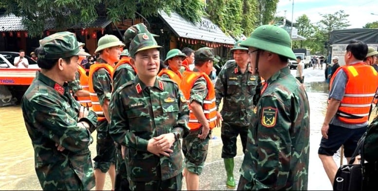 Viettel mengerahkan tentera dan menyediakan perkhidmatan menyelamat maklumat semalaman di Thai Nguyen semasa banjir bersejarah - Foto 1.