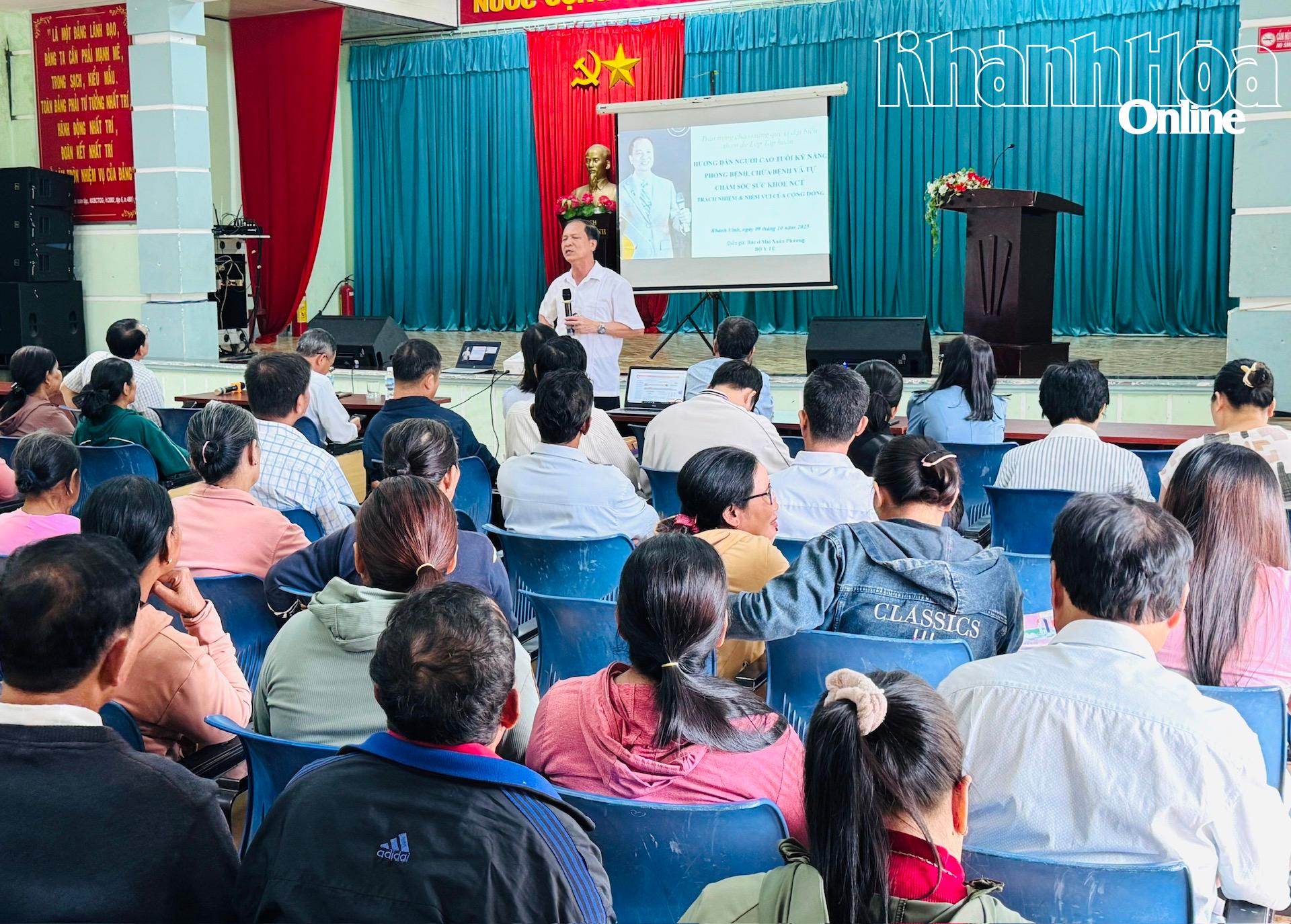 មនុស្សចាស់នៅតំបន់ Khanh Vinh ស្តាប់ពីរបៀបថែទាំសុខភាព