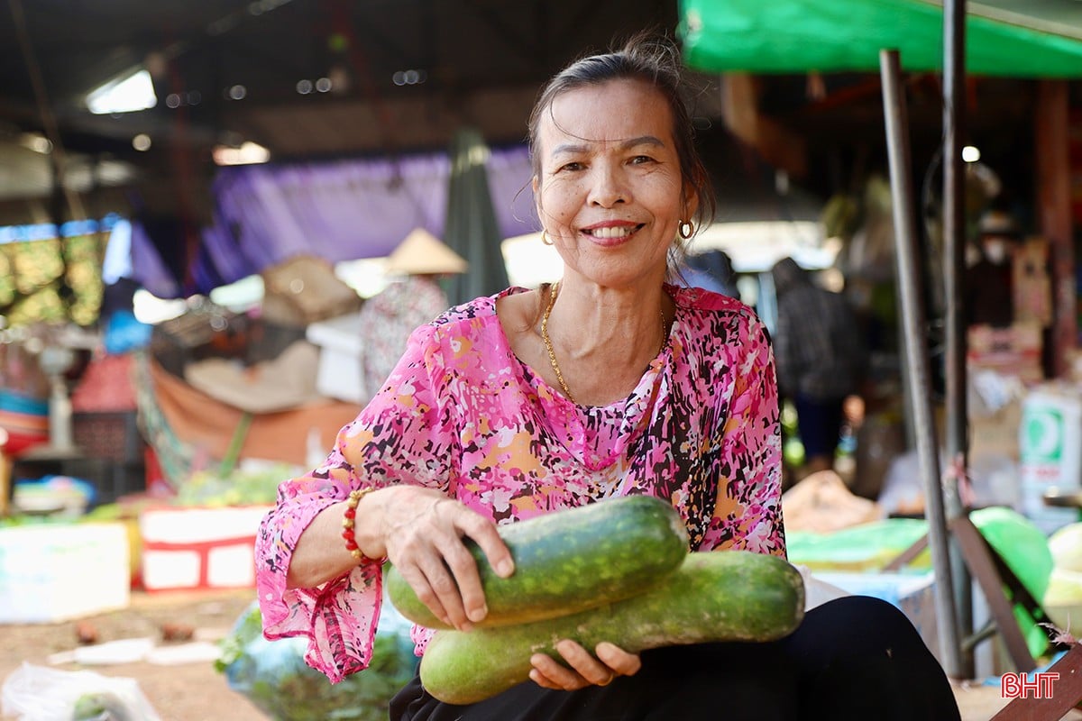 Bà Trịnh Thị Hà - tiểu thương chợ tỉnh Hà Tĩnh cho biết: “Rau xanh tăng giá đối với các loại rau gia vị, còn với các loại rau củ nhập từ Bắc về giá vẫn giữ ổn định. Chúng tôi nỗ lực đảm bảo nguồn cung hàng hóa và bình ổn giá để giữ khách”.